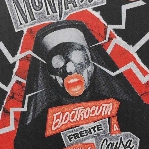 Nitsu<br>Monja se electrocuta frente a otras y causa estupor